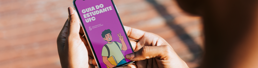 Imagem mockup com a capa do Guia do Estudante UFC em tela de smartphone