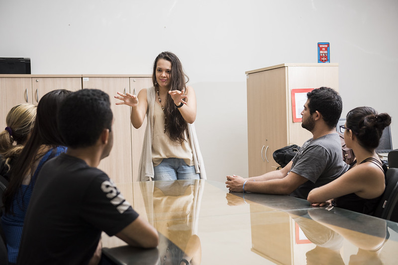 Professora de Libras em sala de aula