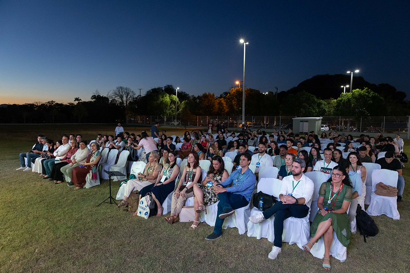 Pessoas sentadas em cadeiras na &aacute;rea externa do Campus de Quixad&aacute;