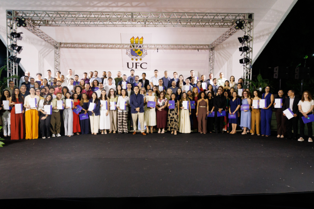 Empossados posam para foto após receberem seus termos de posse
