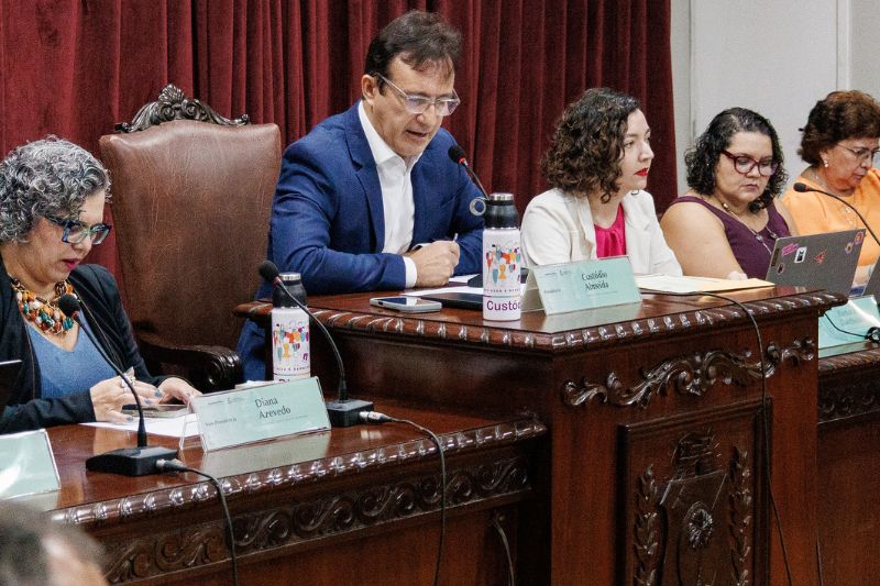 Mesa principal do CEPE, com foco no reitor Custódio Almeida e na vice-reitora Diana Azevedo