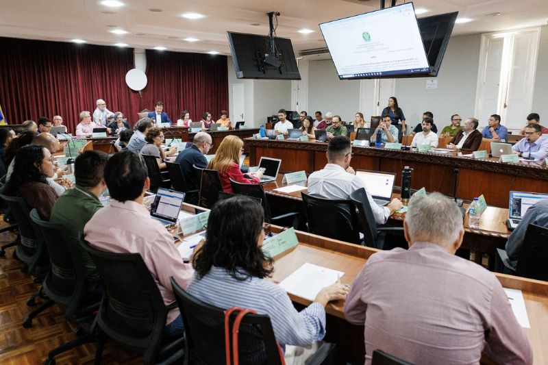 Sala dos Conselhos durante a reunião do Cepe, com os conselheiros em seus lugares
