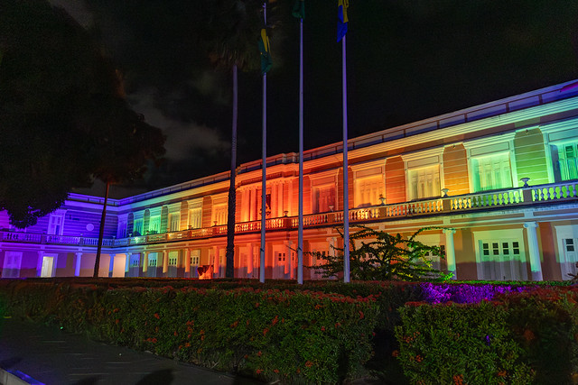 ft_20251212_politicatrans_gr Foto da fachada do prédio da Reitoria da UFC iluminada com as cores do arco-íris