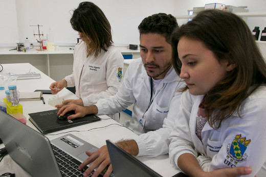 ft_20260408_pesquisa_gr Imagem: equipe de pesquisadores da UFC trabalhando em laboratório