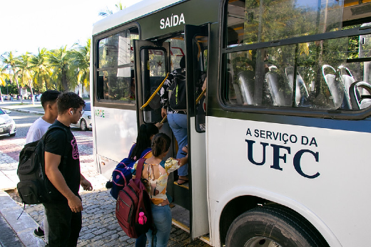 ft_20260414_linhasdeonibus_gr Fotografia de estudantes embarcando em ônibus da UFC