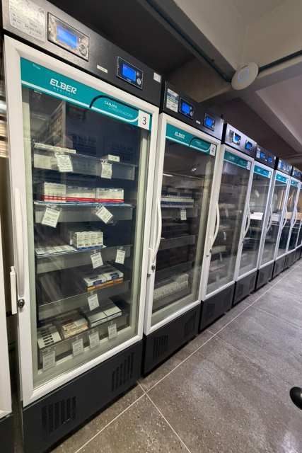 Imagem: corredor com refrigeradores de conservação de medicamentos
