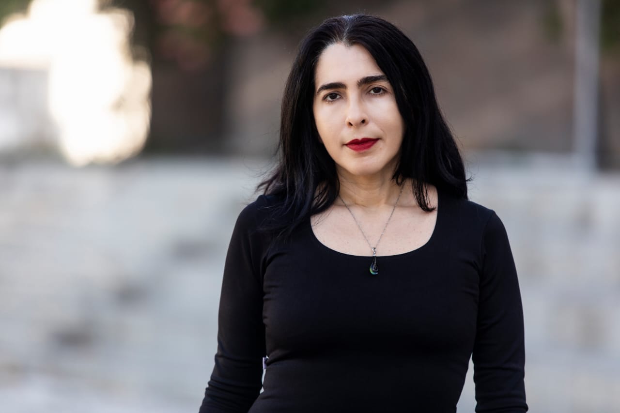ft_260407_lancamentodicionarioamorosodefortalezagr Imagem: foto da professora Tércia Montenegro, autora do livro Dicionário amoroso de Fortaleza, usando camisa preta de mangas longas