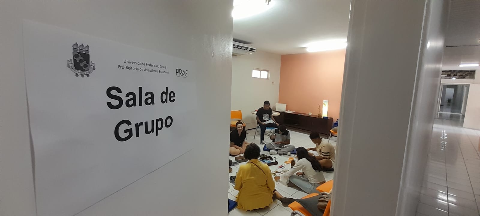 ft_260409_atendimentospsicolgicosnaspe2gr Sala de grupo com participantes sentados no chão.