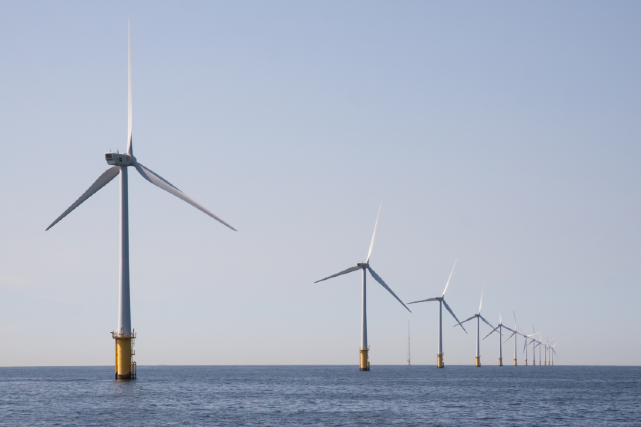 Parque eólico offshore perto de IJmuiden, Países Baixos: ainda não existem empreendimentos do tipo no Brasil, apenas em países do Hemisfério Norte (Foto: Freepik)"