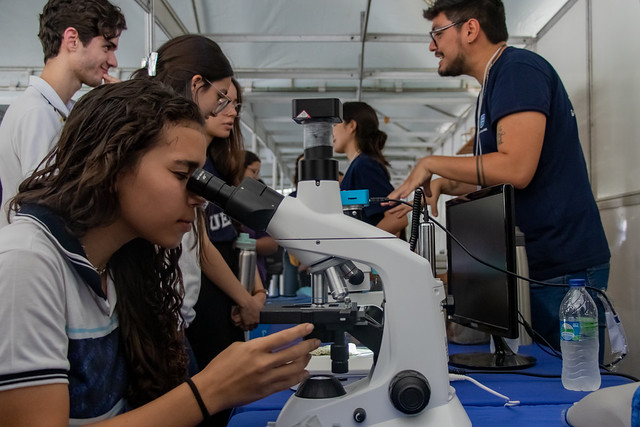 ft_260505_feiradasprofissoes_gr Imagem: jovens estudantes na Feira das Profissões da UFC