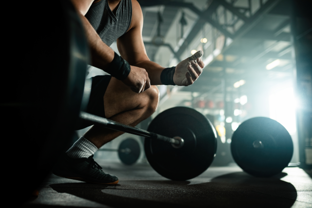 "Imagem: atleta pratica muscula&ccedil;&atilde;o em gin&aacute;sio"