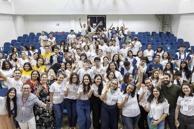 ft_260511_integracaosme_gr "Imagem: estudantes da rede municipal de ensino posam para foto no auditório da Seara da Ciência"