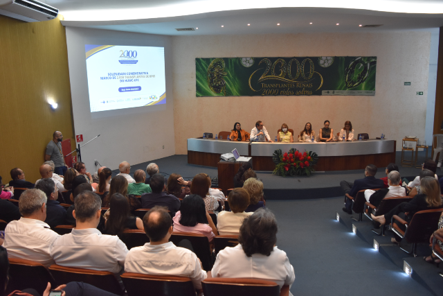 ft_260515_transplanterenalhuwcdois_gr Imagem: pessoas em um auditório assistindo a uma apresentação
