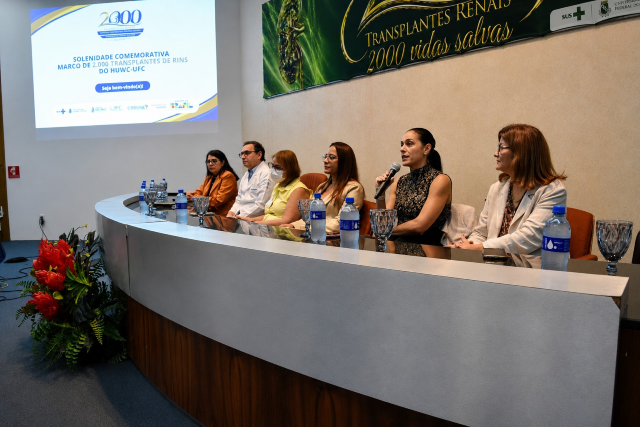 ft_260515_transplanterenalhuwcum_gr Imagem: mesa de autoridades sentadas em uma mesa em um auditório