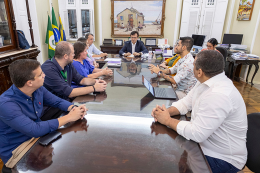 ft_260521_divulgacaoconcursotres_gr Imagem: Mesa de reunião do Gabinete da Reitoria com o reitor Custódio Almeida sentado na ponta da mesa