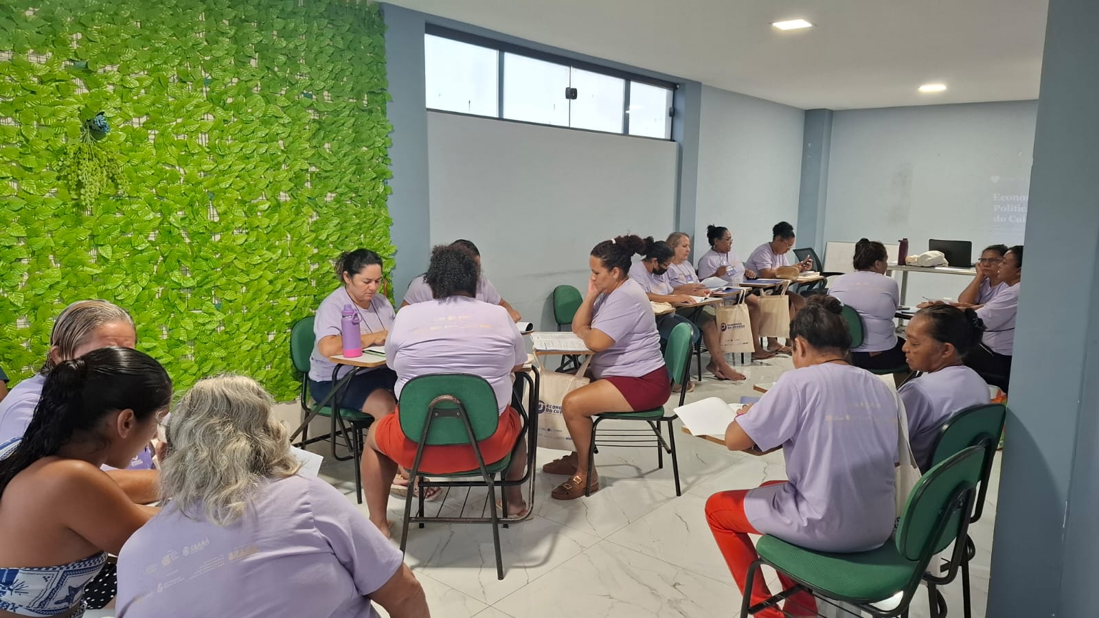 Pessoas sentadas em círculos