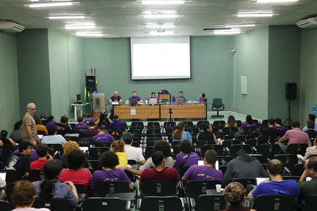 Imagem: participantes em sess&atilde;o plen&aacute;ria do Congresso Estatuinte da UFC