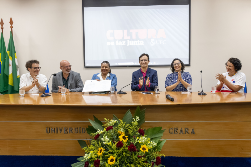 Mesa de autoridades celebra a assinatura simb&oacute;lica da Pol&iacute;tica de Cultura da UFC (Foto: Guilherme Silva/UFC)