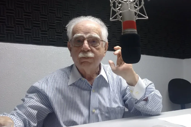 Cid Carvalho falando em microfone