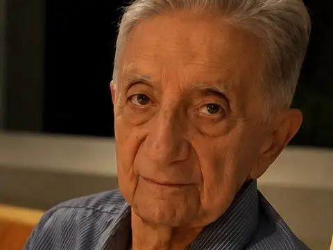 Retrato do professor Josué Viana de Castro Filho, um senhor idoso vestindo uma blusa social cinza