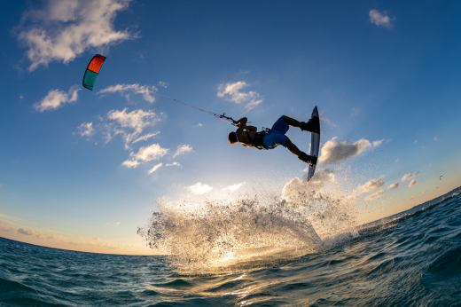 Kitesurfista fazendo manobra no mar