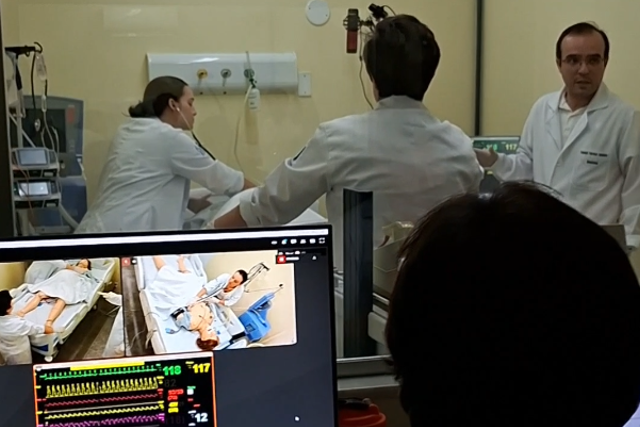 Fotografia de atividade de simula&ccedil;&atilde;o cl&iacute;nica em ambiente hospitalar