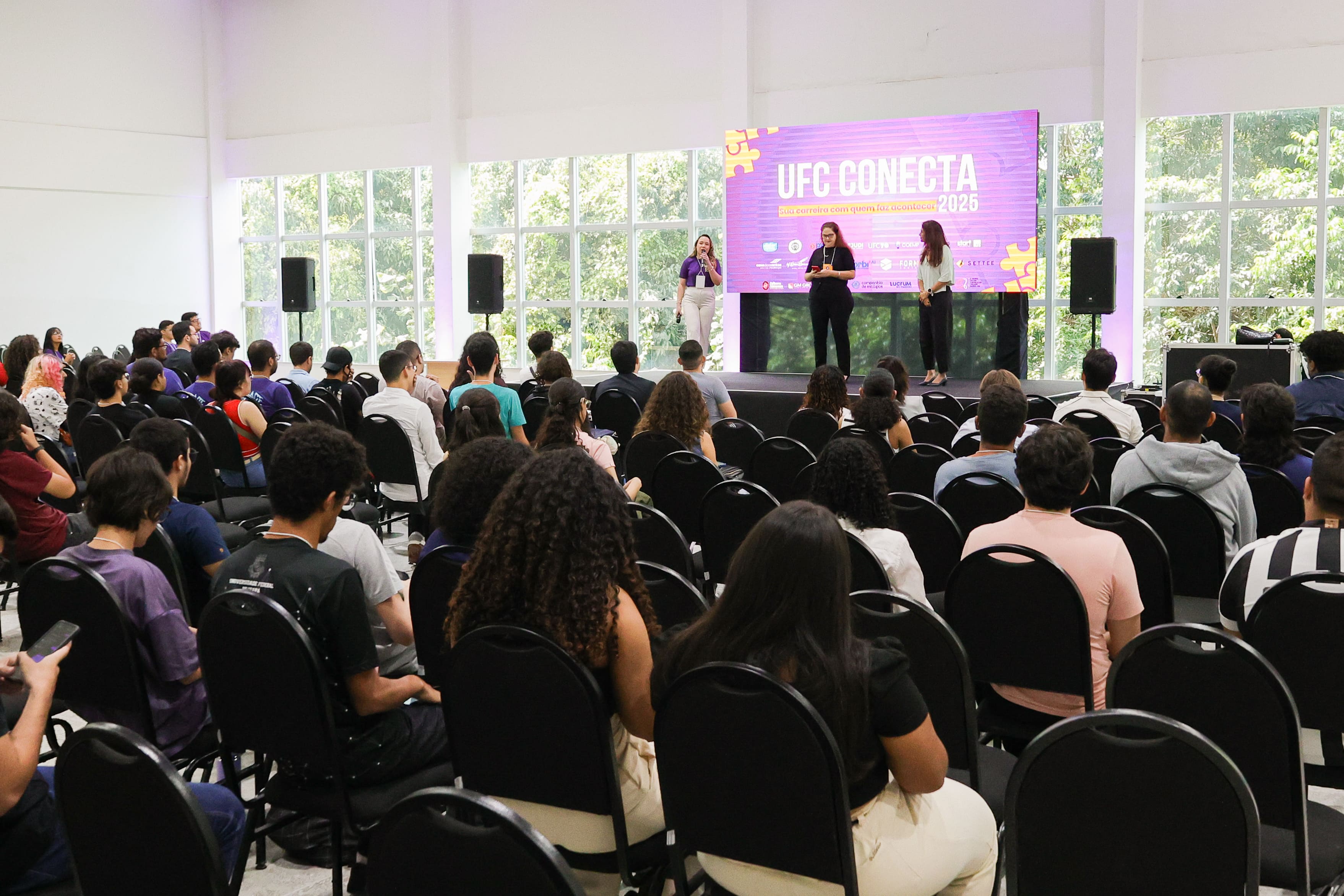 Fotografia do evento de abertura da feira UFC Conecta 2025, em audit&oacute;rio do Centro de Conviv&ecirc;ncia da UFC