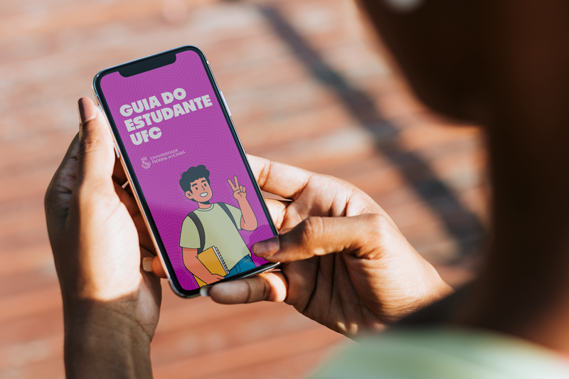Imagem mockup com a capa do Guia do Estudante UFC em tela de smartphone