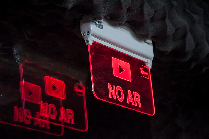 Imagem: letreiro "No Ar" no est&uacute;dio da Universit&aacute;ria FM 107.9