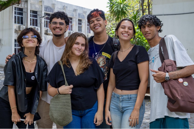 Seis jovens estudantes posando para foto no campus da UFC
