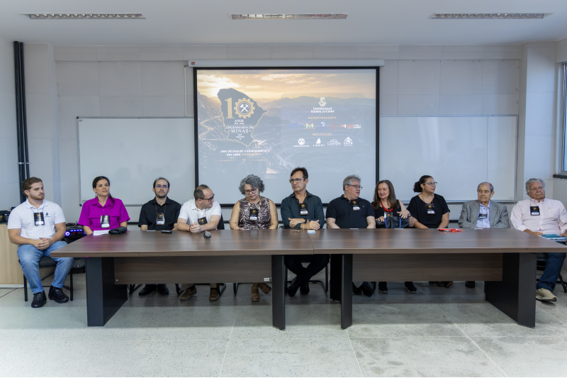 Fotografia com pessoas sentadas na mesa que abriu o evento comemorativo dos 10 anos do curso de Engenharia de Minas da UFC
