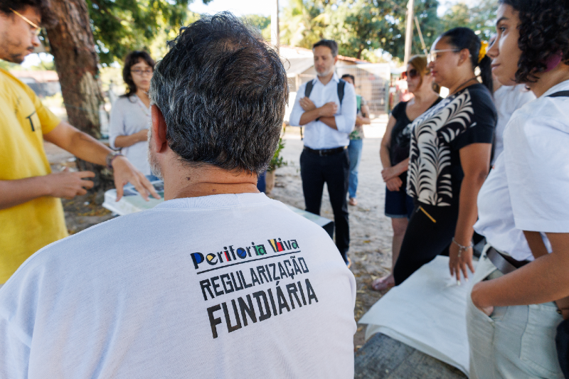 Pessoa usando camisa com a frase "Regulariza&ccedil;&atilde;o Fundi&aacute;ria"