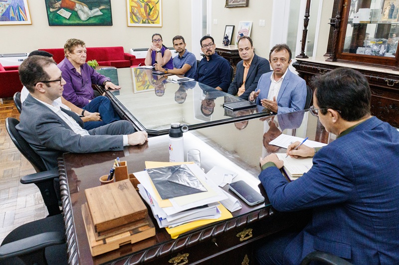 Fotografia de gestores da UFC e da Ceg&aacute;s em torno de mesa de reuni&otilde;es (Foto: Ribamar Neto/UFC)