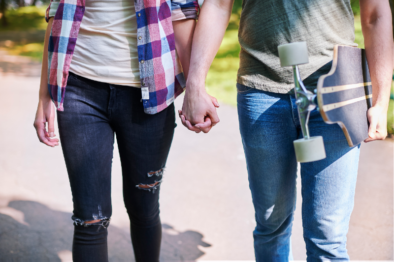Jovens caminhando de m&atilde;os dadas