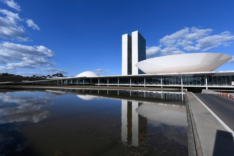 Fachada do Congresso Nacional em dia de c&eacute;u azul com poucas nuvens