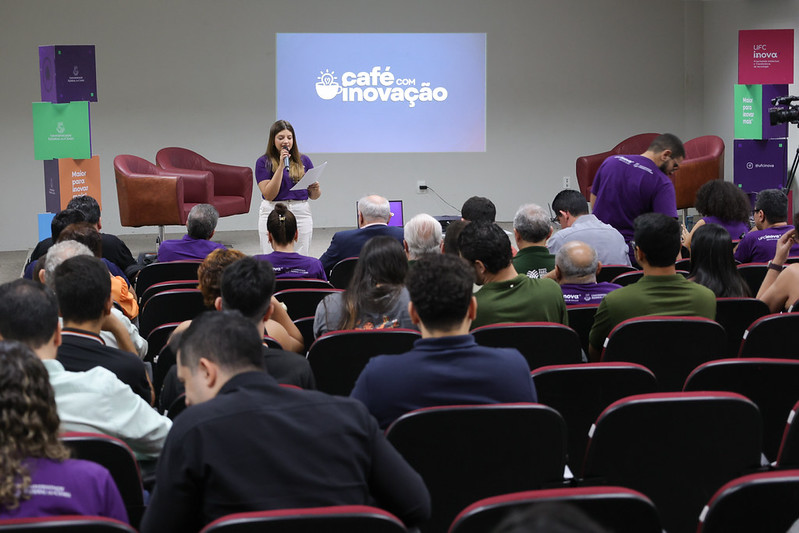 Pessoas assistem evento em audit&oacute;rio