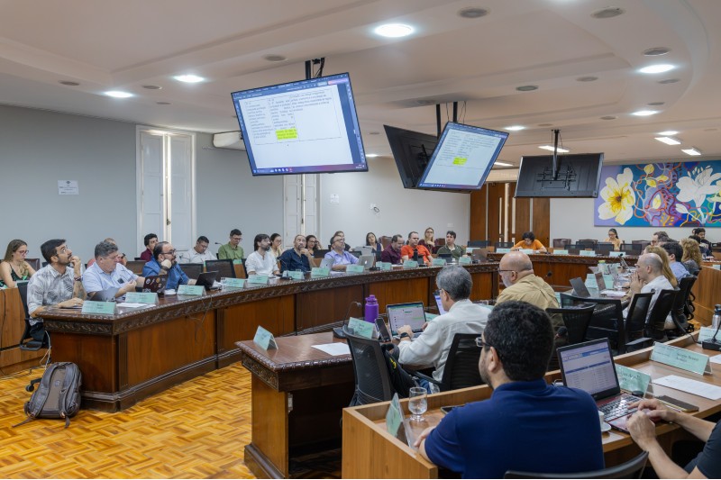 Membros do Conselho de Ensino, Pesquisa e Extensão (Cepe) sentados na sala dos Conselhos