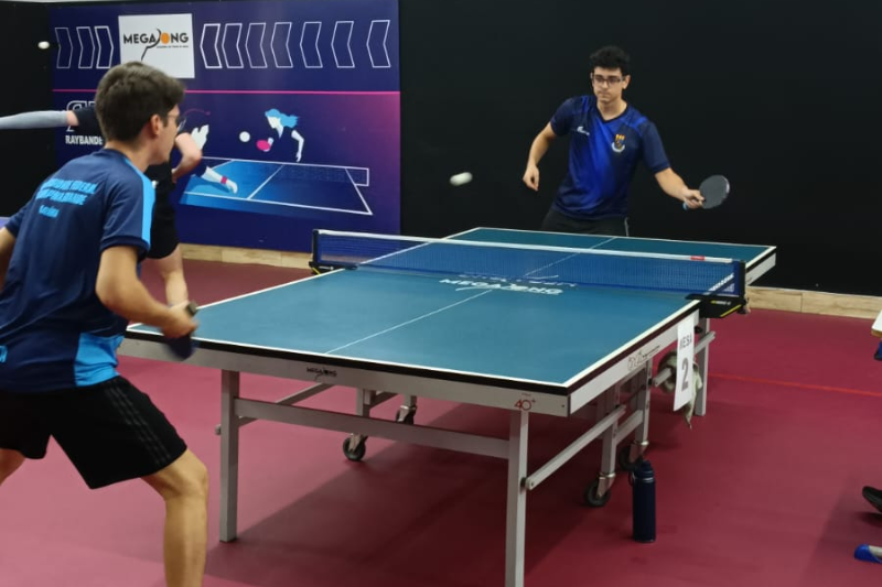 Estudantes jogando t&ecirc;nis de mesa
