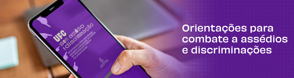 Card com a mão de uma pessoa segurando um celular; na tela, a capa em fundo roxo do guia UFC Sem Assédio e Discriminação