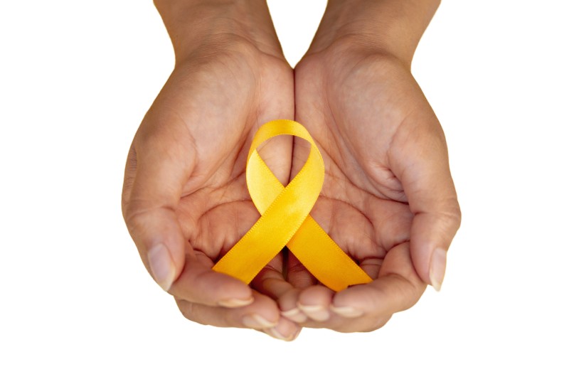 Imagem de m&atilde;os segurando uma fita amarela em alus&atilde;o ao Setembro Amarelo