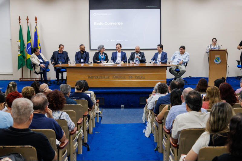 Autoridades acadêmicas reunidas em mesa no auditório da Reitoria
