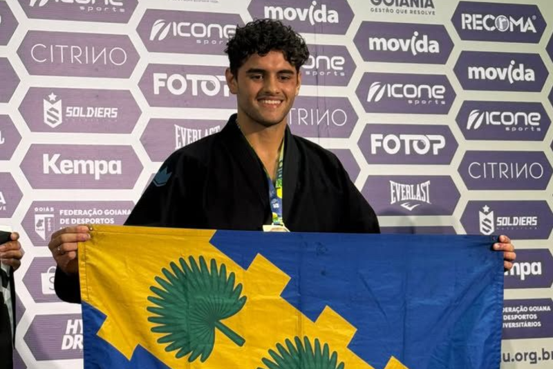 Atleta segura bandeira da UFC