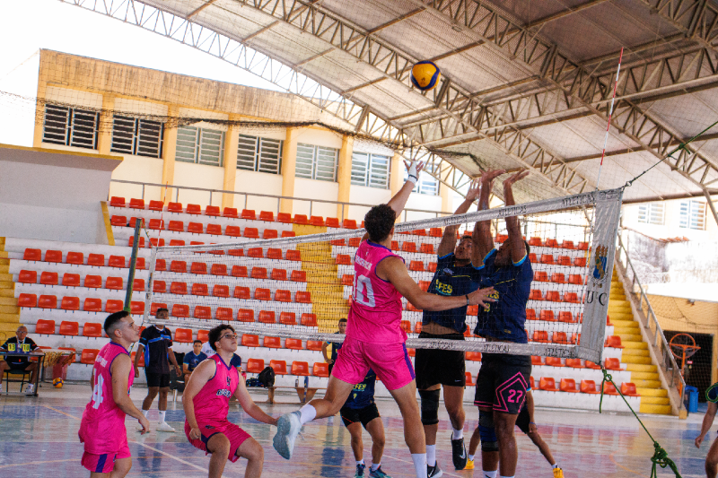 Pessoas jogando voleibol