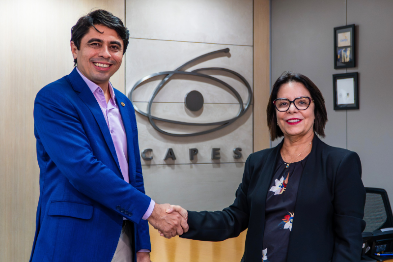 Fotografia do professor da UFC Antonio Gomes Souza Filho cumprimentando a professor Denise Pires de Carvalho, na sede da Capes