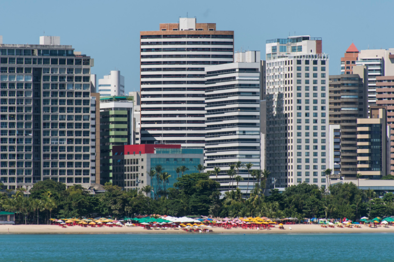 Imagem da orla de Fortaleza vista a partir do mar
