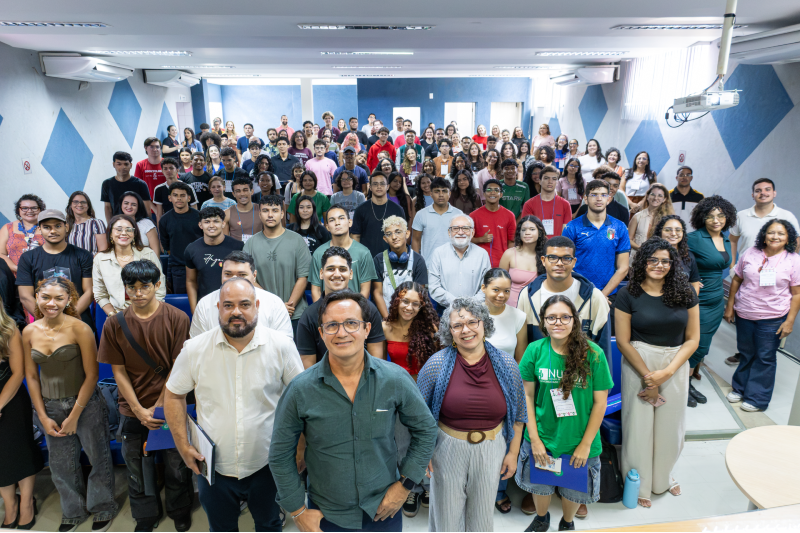 Pessoas reunidas dentro de um audit&oacute;rio da Universidade Federal do Cear&aacute;