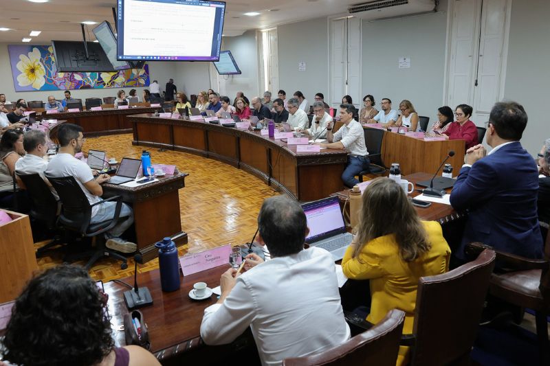 Sala dos Conselhos em dia de reuni&atilde;o do Consuni, com os conselheiros em seus lugares