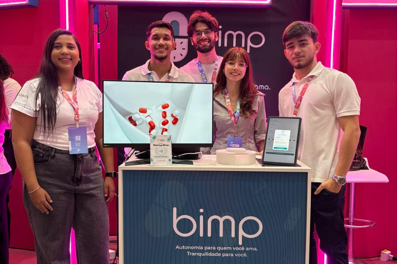 Cinco estudantes no estande da startup Bimp