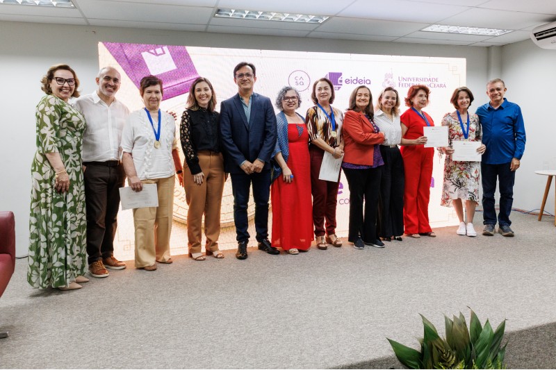 Professores da UFC recebendo homenagem no evento Mentores de Doc&ecirc;ncia