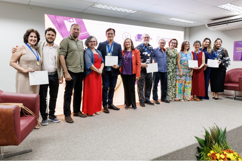 Professores da UFC recebendo homenagem no evento Mentores de Doc&ecirc;ncia